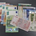 Банкноти левове евра пари