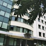 Буквално на гърба на сградата на КФН работи нелицензиран посредник.