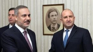 Хакан Фидан, министър на външните работи на Турция (вляво) и президентът на България Румен Радев