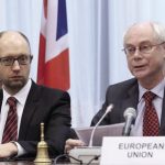 Премиерът на Украйна Арсений Яценюк (вляво) и президентът на Европейския съвет Херман Ван Ромпой по време на церемонията за подписване на политическата част от споразумението за асоцииране на Украйна към ЕС.