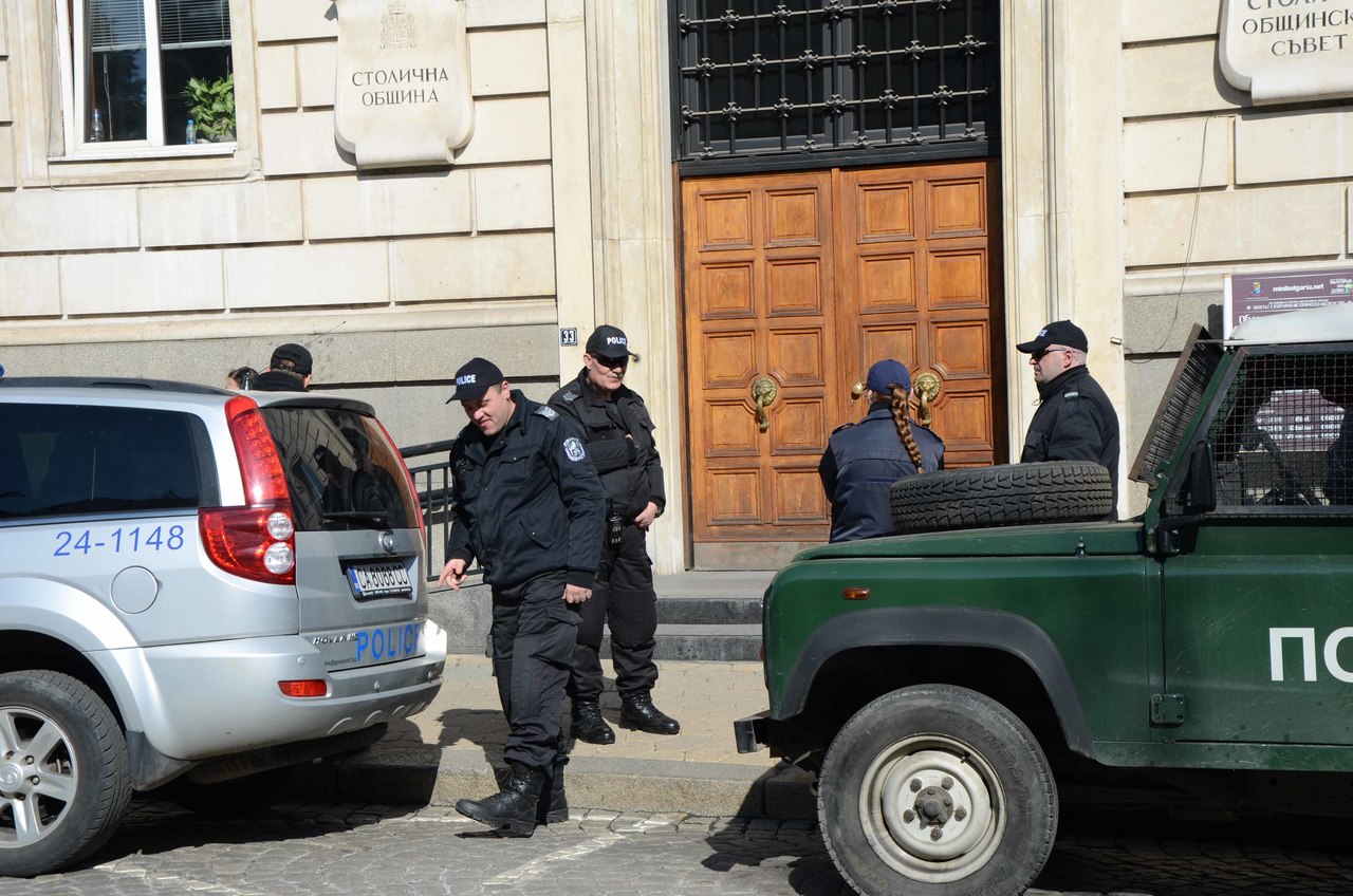 Две паралелни проверки на Софийската градска прокуратура се проведоха днес в Столичната община и в Общинска банка. Пред сградите на ул. "Московска" 33 и на ул. "Врабча" имаше по няколко полицейски коли и полицаи. Проверките продължиха близо 7 часа.