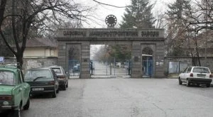 Изплащането на забавените заплати във ВМЗ - Сопот с държавни пари засега отложи стачките.