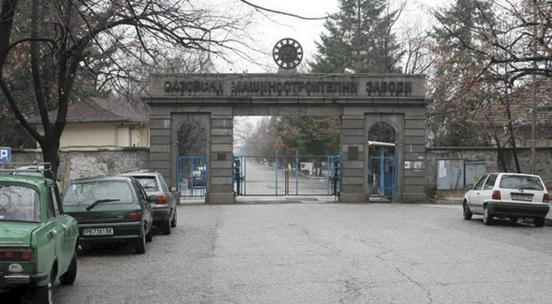 Изплащането на забавените заплати във ВМЗ - Сопот с държавни пари засега отложи стачките.