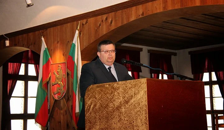 Сотир Цацаров връчва дипломи във Велико Търново