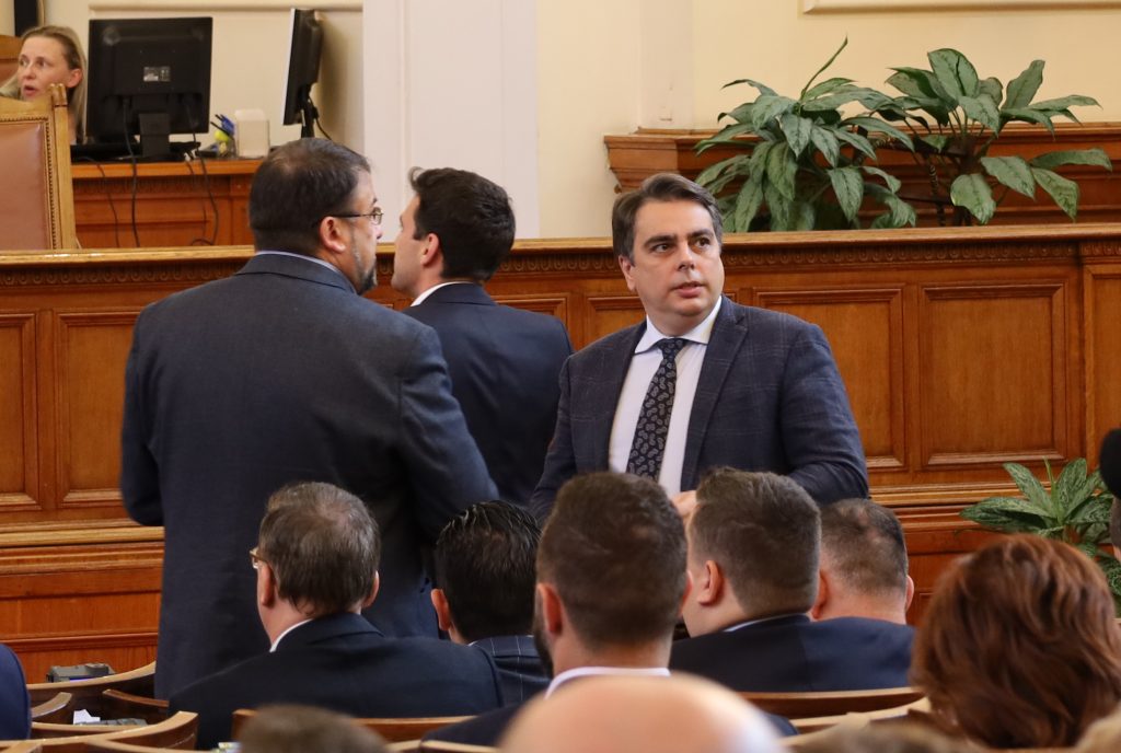 ГЕРБ, ДПС и "Възраждане" обричат страната на огромна несигурност 6 Парламент Асен Василев