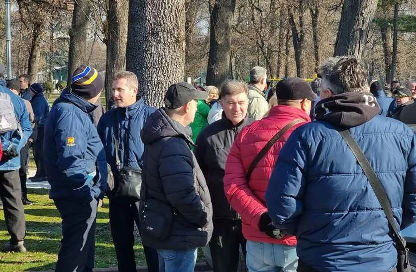златуша, протест