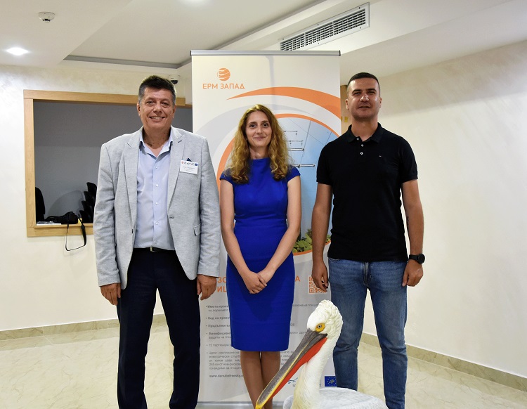 ЕРМ Запад обезопасява 6600 стълба и поставя 4900 дивертора, за да направи мрежата в Западна България безопасна за птиците 1 DSC 0706 02