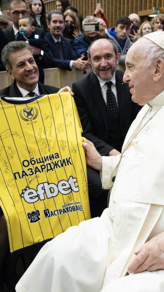 Папа Франциск благослови Efbet и “ОЗК-Застраховане” за подкрепата им към спорта 4 IMG 290de5b8a077b6b5ca2948239366562a V