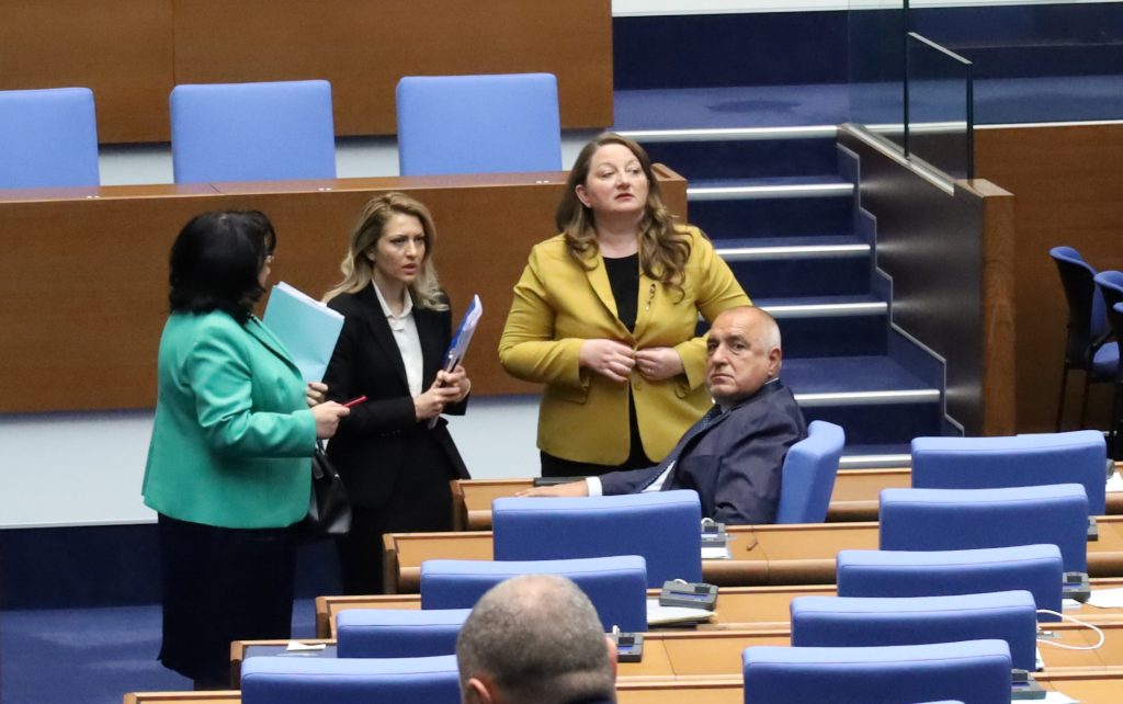 Парламентът отложи гласуването на второ четене на промените, въвеждащи мултифондове в допълнителното пенсионно осигуряване 10 ГЕРБ щял много да се разсърди, ако Рая Назарян бъде свалена от поста си, мултифондове в допълнителното пенсионно осигуряване