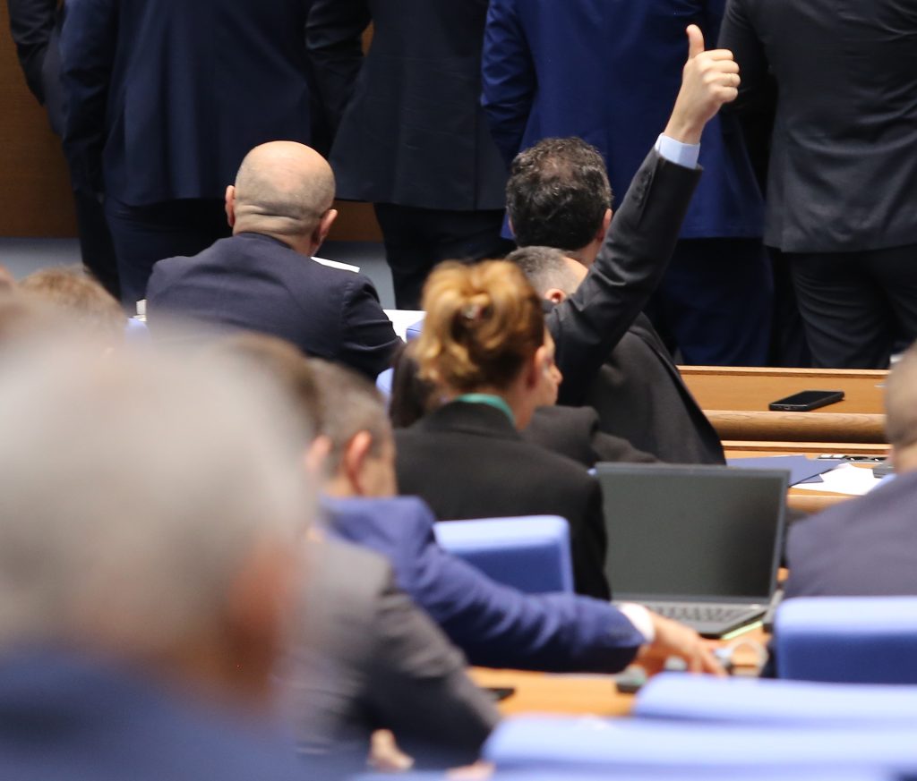 държавния бюджет, великден, гласуване, парламент, рекламата на хазарт