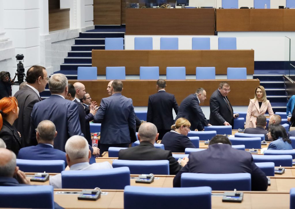 Парламент нов вот на недоверие депутати