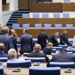Парламент нов вот на недоверие депутати