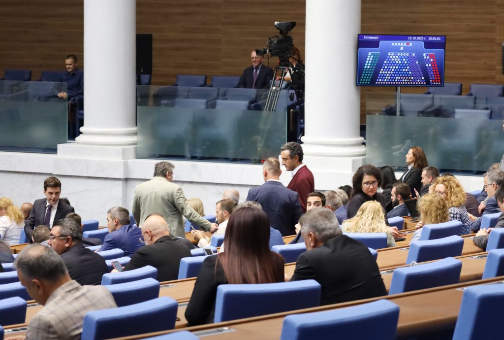 Парламент нов вот на недоверие депутати
