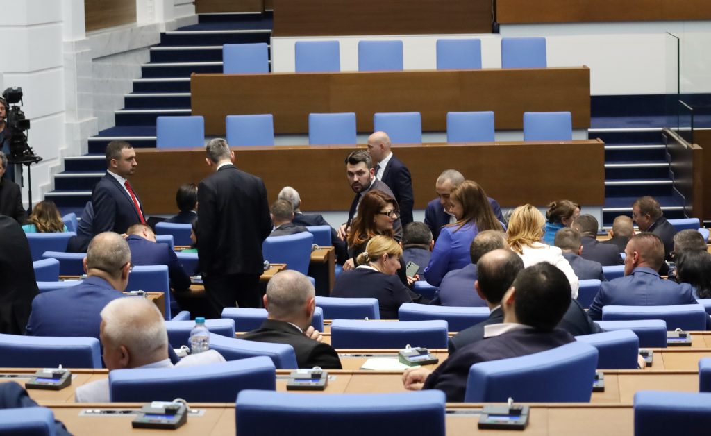 Парламент нов вот на недоверие