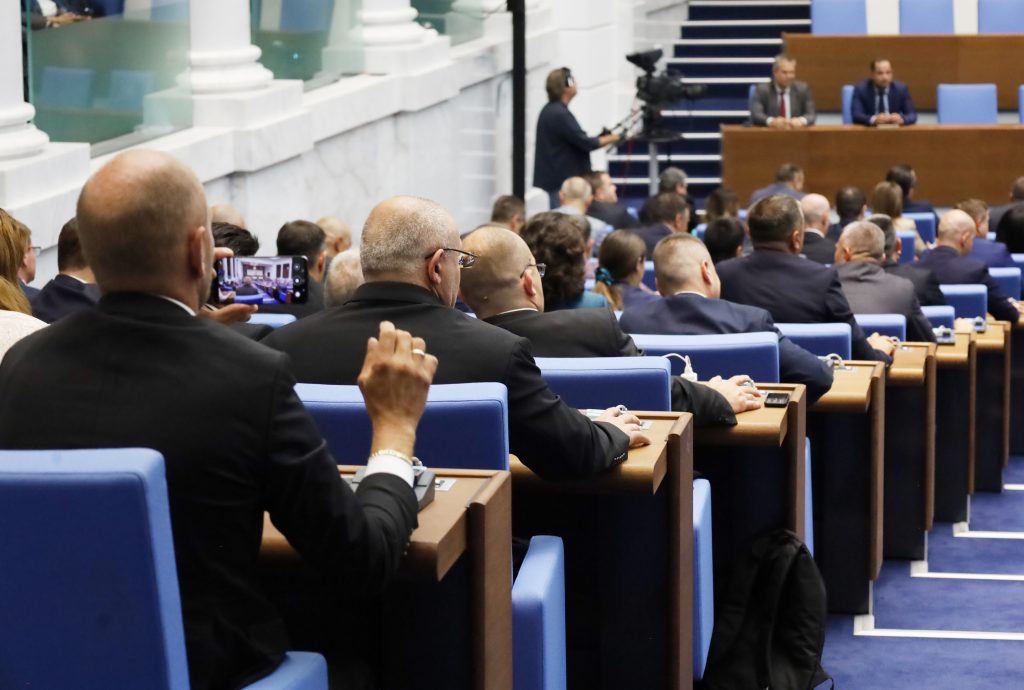Парламент нов гласуване вот на недоверие