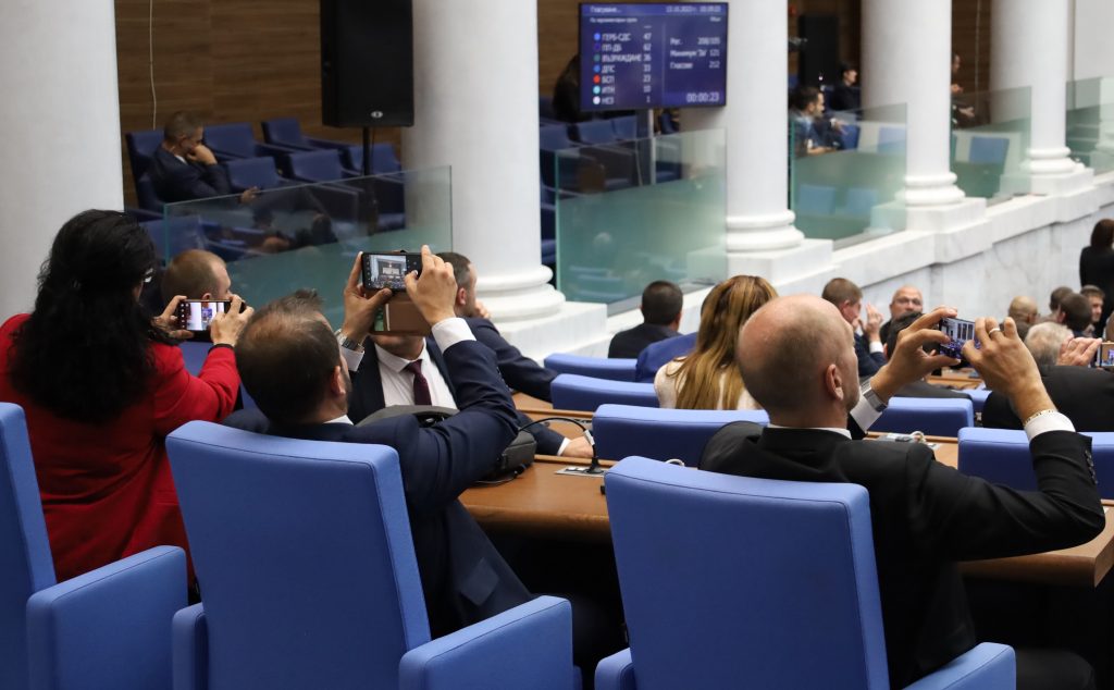 Парламент нов гласуване вот на недоверие