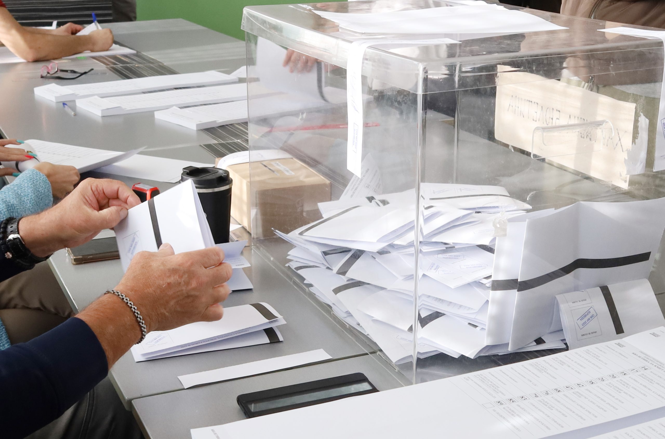 Местни избори гласуване 2023 бюлетини урна