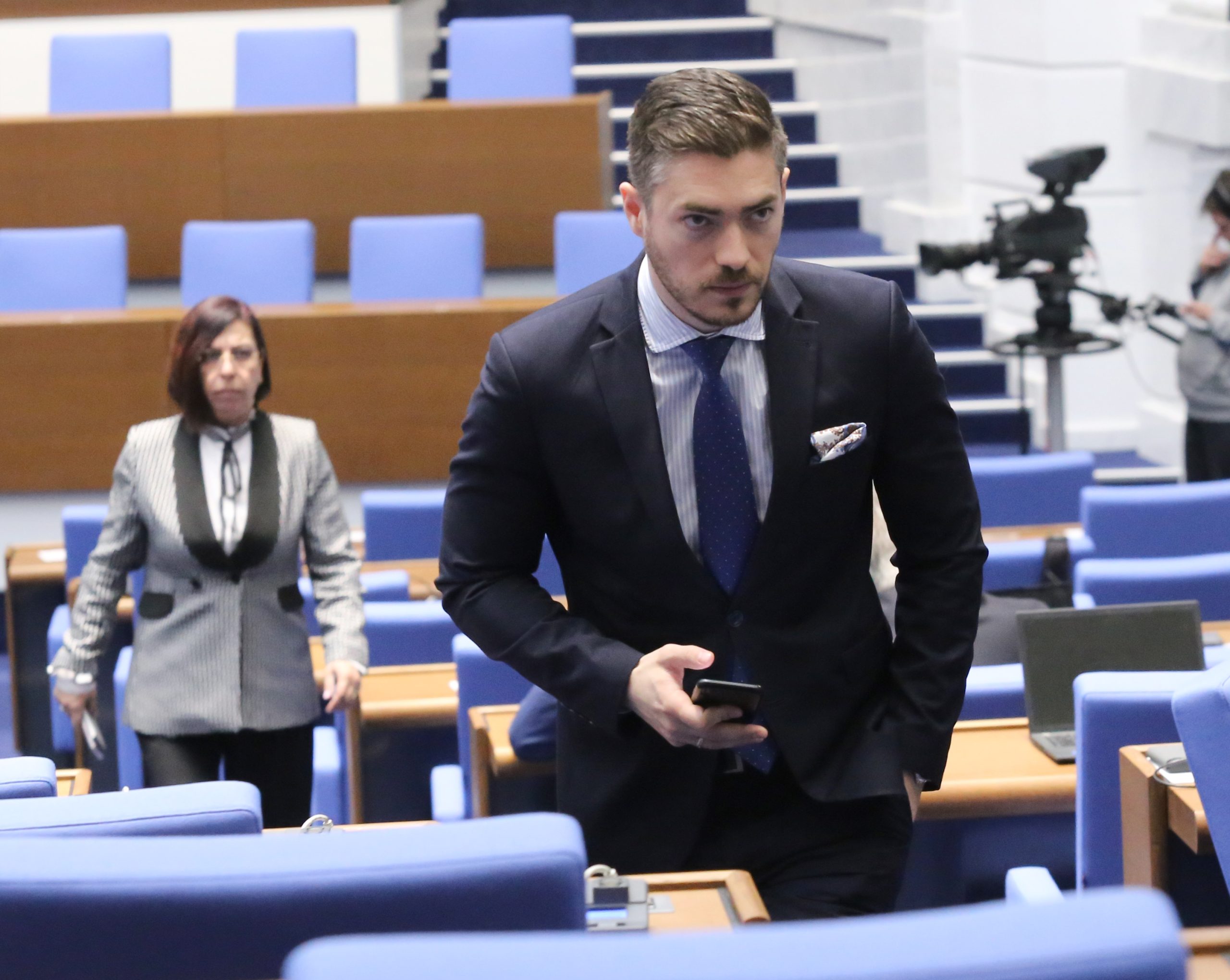 Депутати от "Продължаваме промяната" си размениха местата в четири комисии