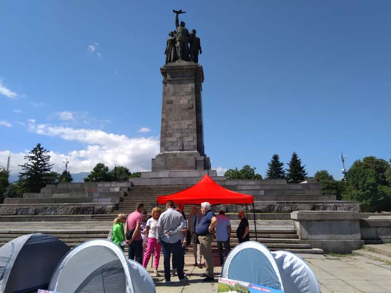 Левицата пази паметника на съветската армия