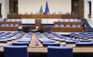 Новите 240 депутати полагат клетва в условия на напрежение и взаимни обвинения