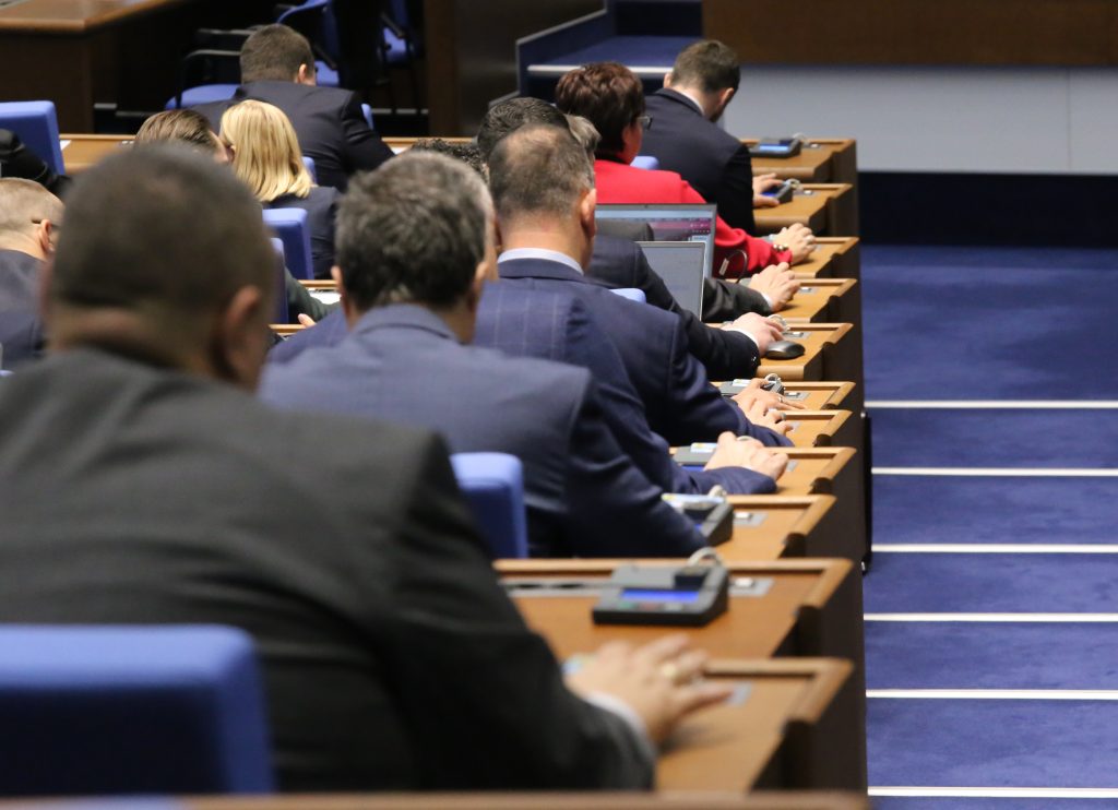 Със 131 гласа за от ГЕРБ БСП Обединена левица Има такъв