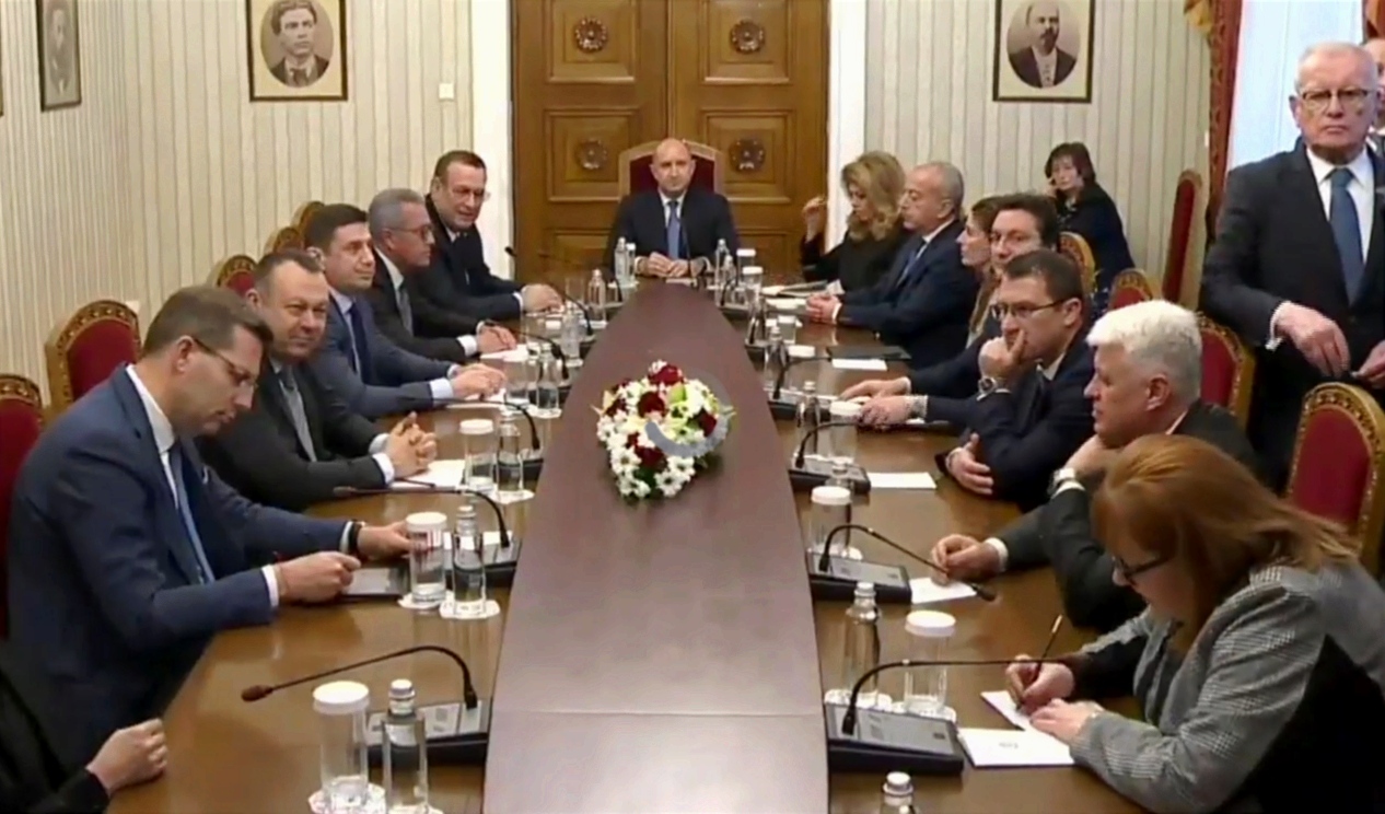 Денят по диагонал, консултации при президента