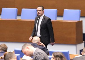"Възраждане" обвини управляващите, че теглят нови заеми, за да покриват текущи разходи