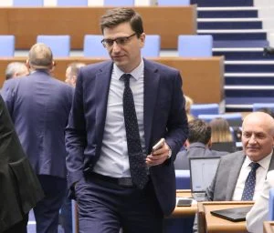 "Продължаваме промяната" определи като "втори възродителен процес" смяната на името на групата на Доган