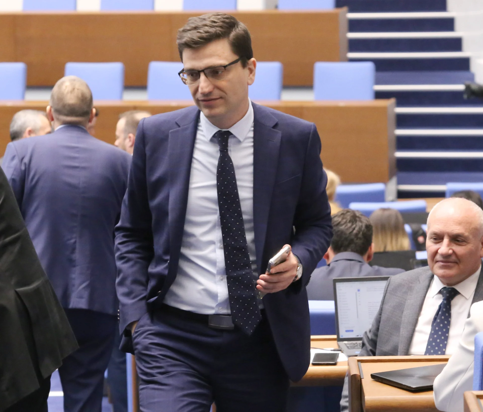 "Продължаваме промяната" определи като "втори възродителен процес" смяната на името на групата на Доган