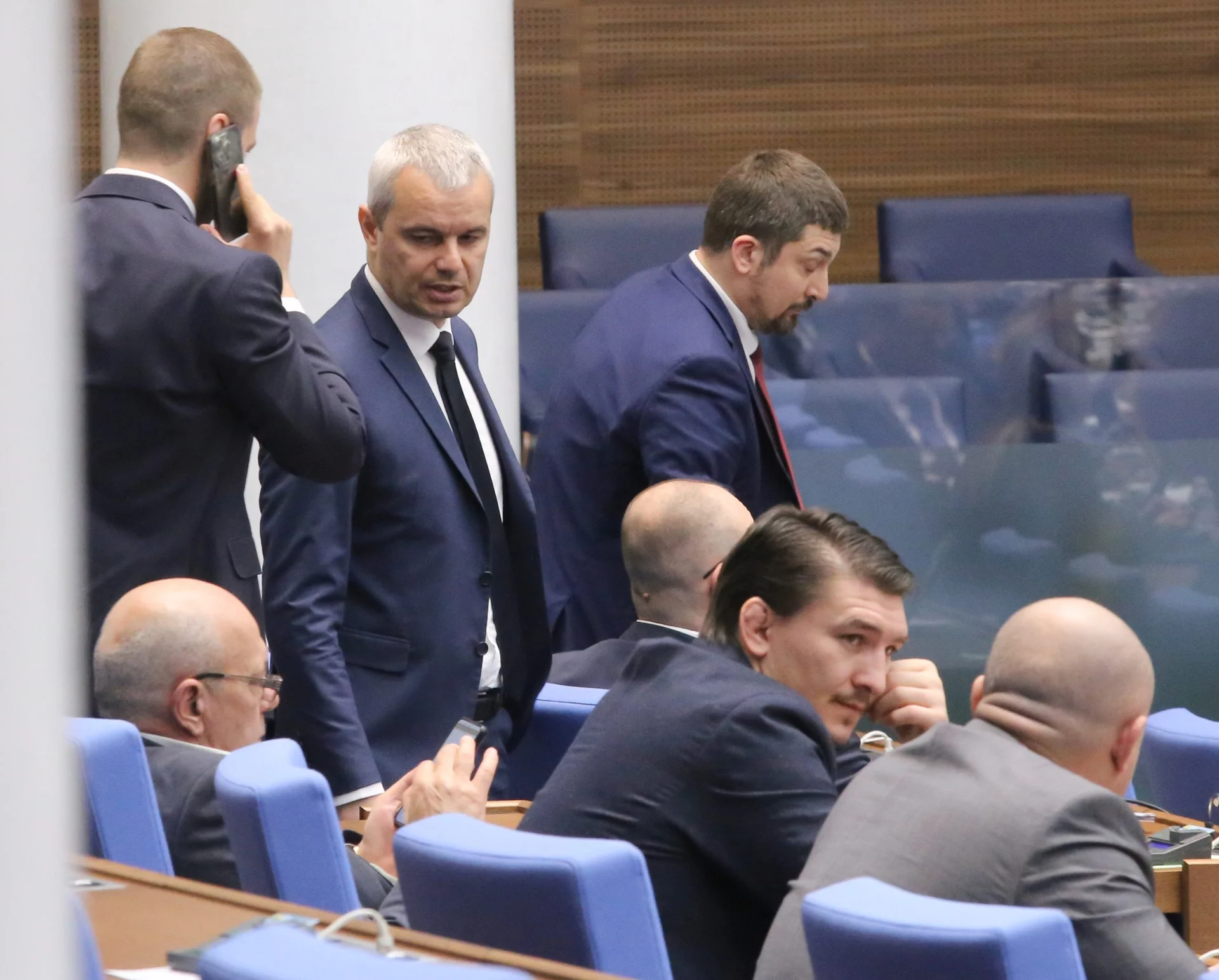 "Възраждане" предлага кабинетът да поиска отлагане на влизането на България в еврозоната