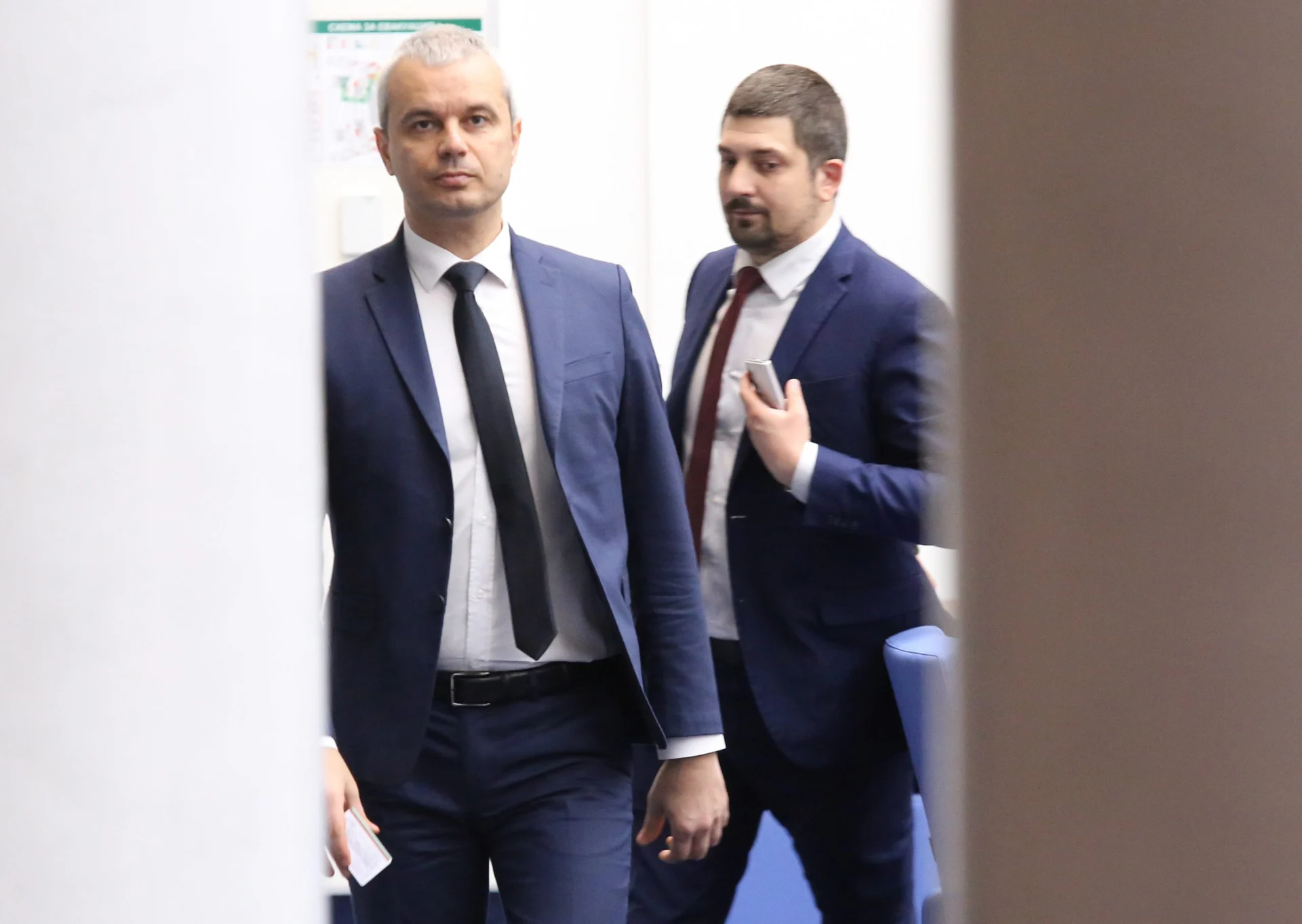 Процедурата по "обречения" вот на недоверие, все пак беше задействана