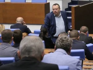 Хамид Хамид, В пленарната зала настана хаос покрай законопроекта за колективните искове и точката за "Турски поток"