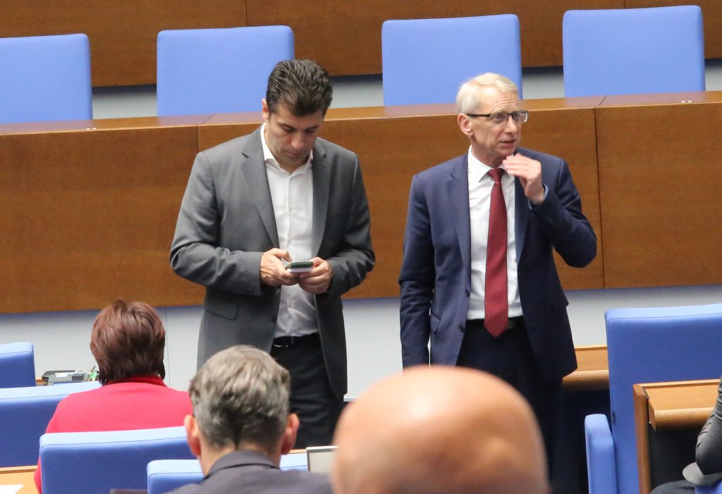 Денков: Национализацията на "Лукойл" ще обслужи интересите на Пеевски
