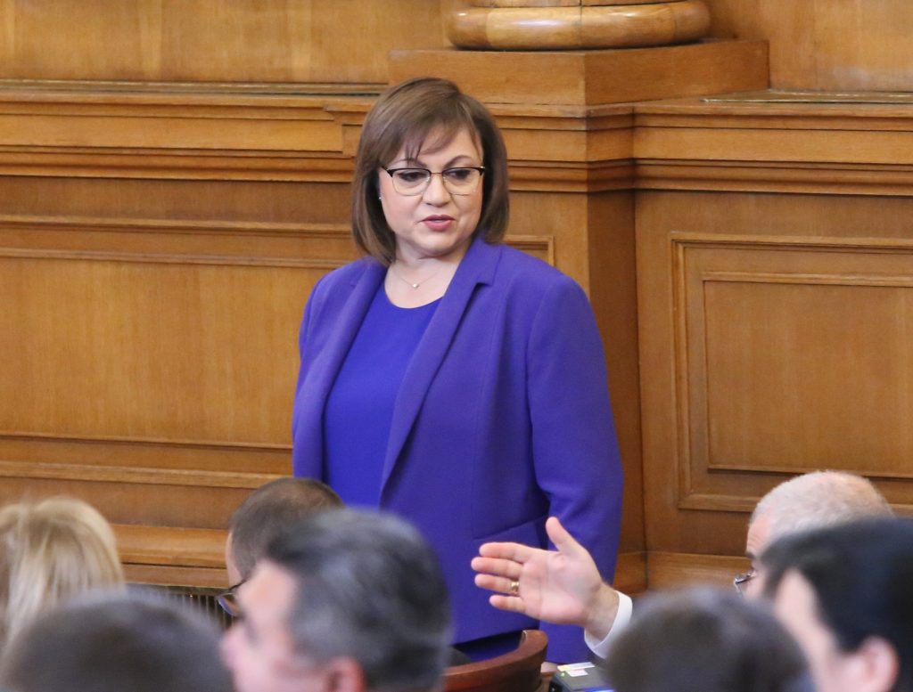 Нинова, вляво, Корнелия Нинова