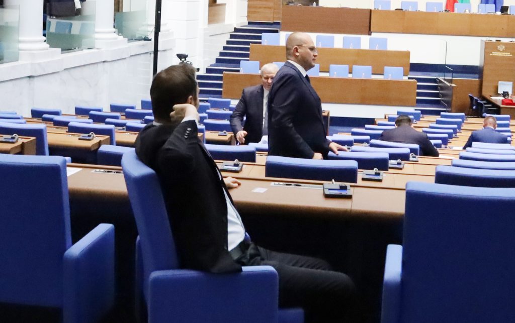 Депутатите ще получават заплати и по време на предизборна кампания