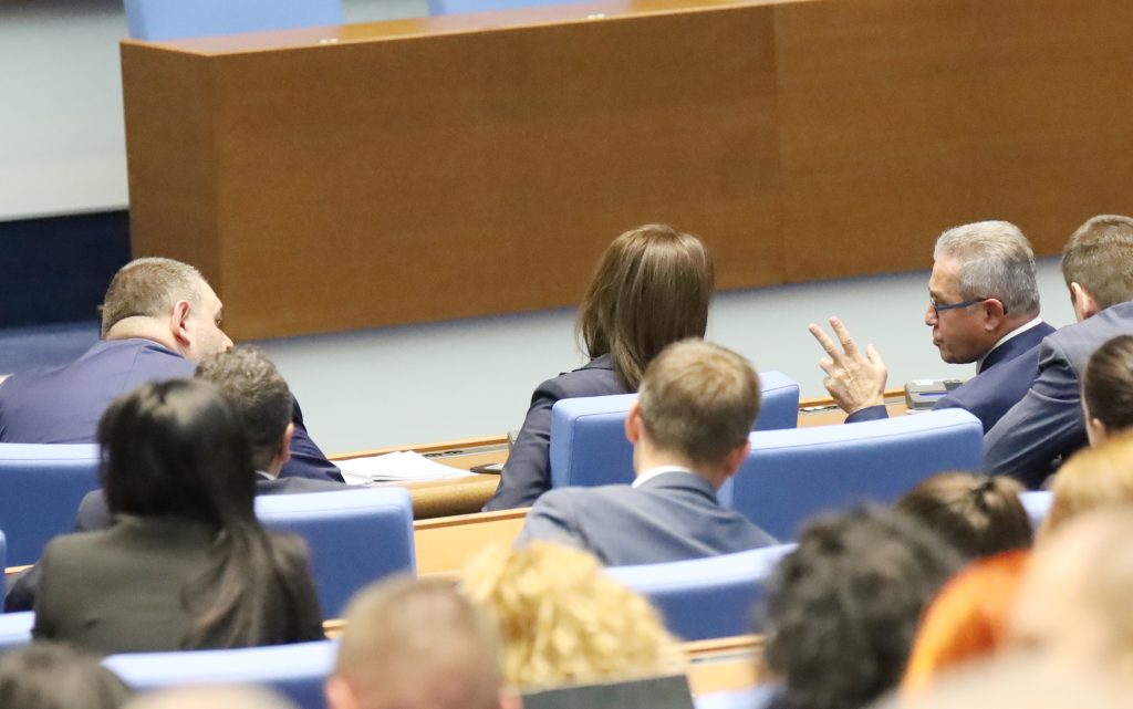 Парламент нов