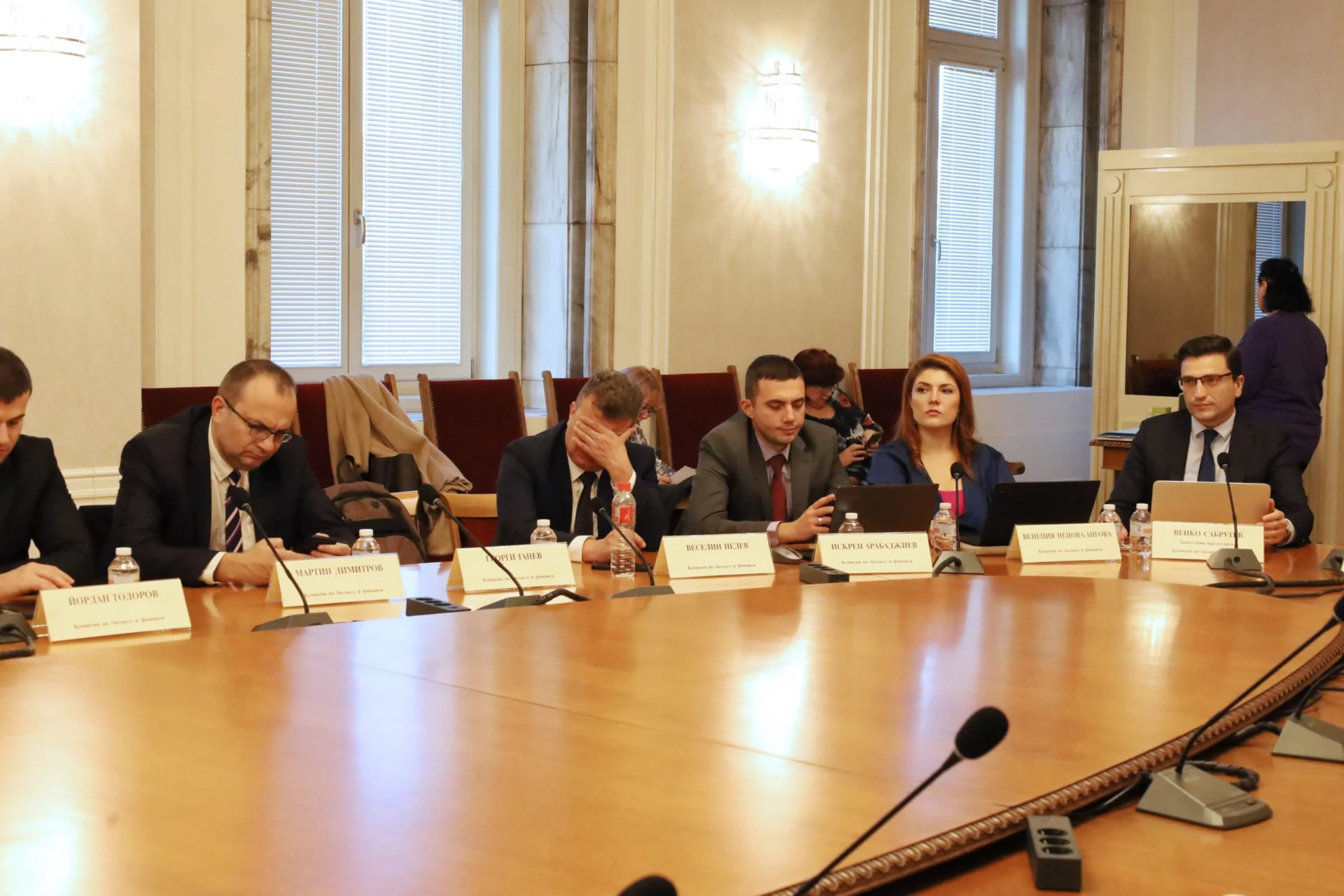 Парламент комисия по бюджет и финанси
