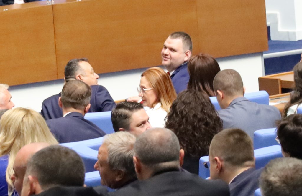 Пеевски, Парламентът като епицентър, Пеевски пак обвини Радев, този път, защото бавел процедурата за служебния кабинет