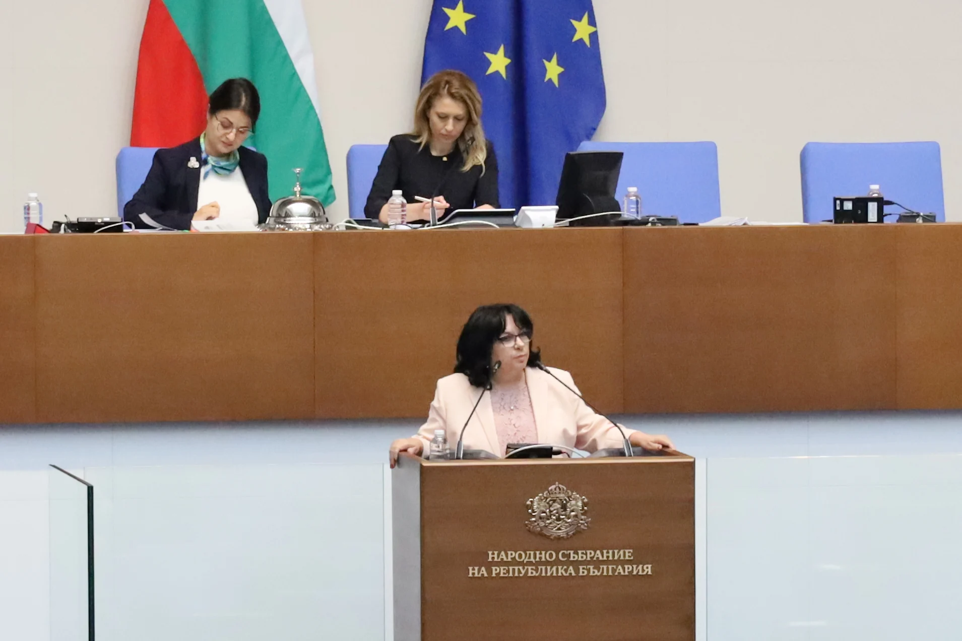 Изслушват двама министри в парламента за държавните магазини