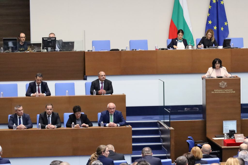 Депутатите чакат Главчев и още 8 министри за парламентарен контрол