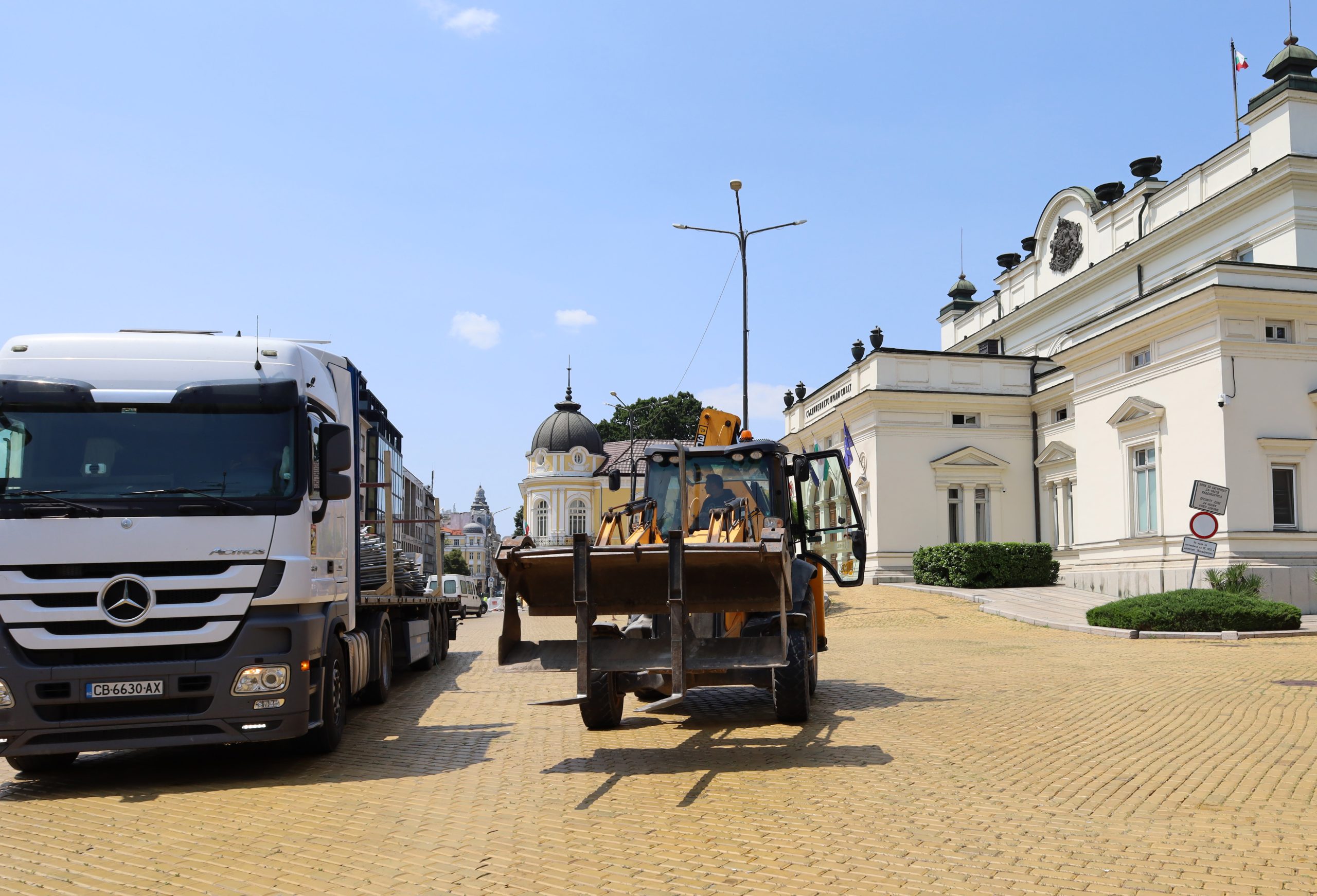 Ремонт жълите павета пред парламента