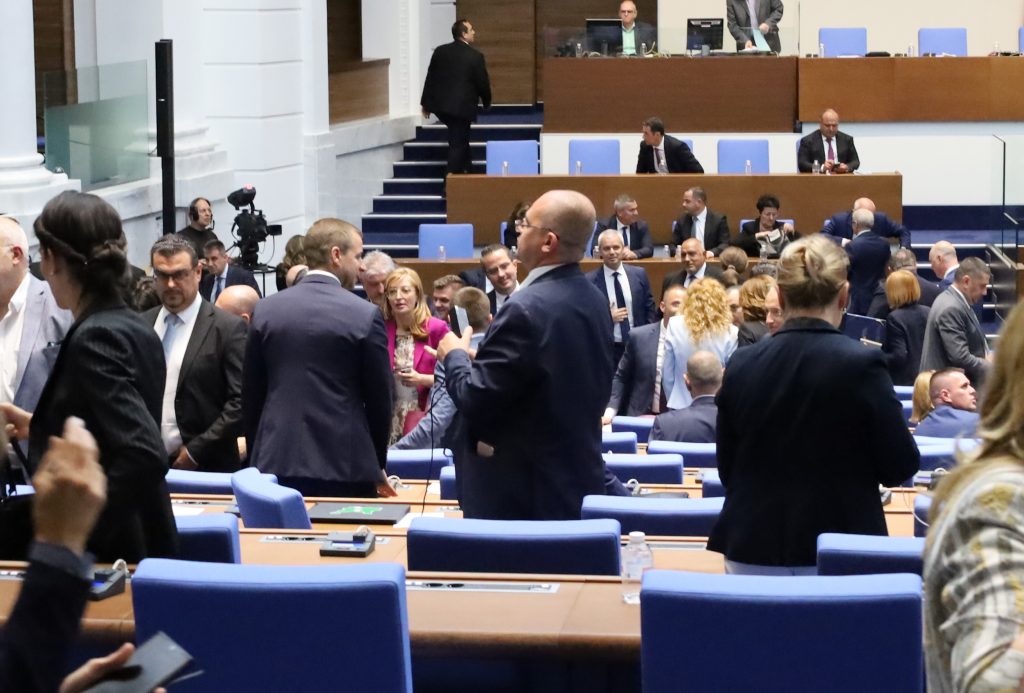 Остава забранено парламентарното номадство, не бяха приети предложения за повече правомощия на близо 40-те независими депутати
