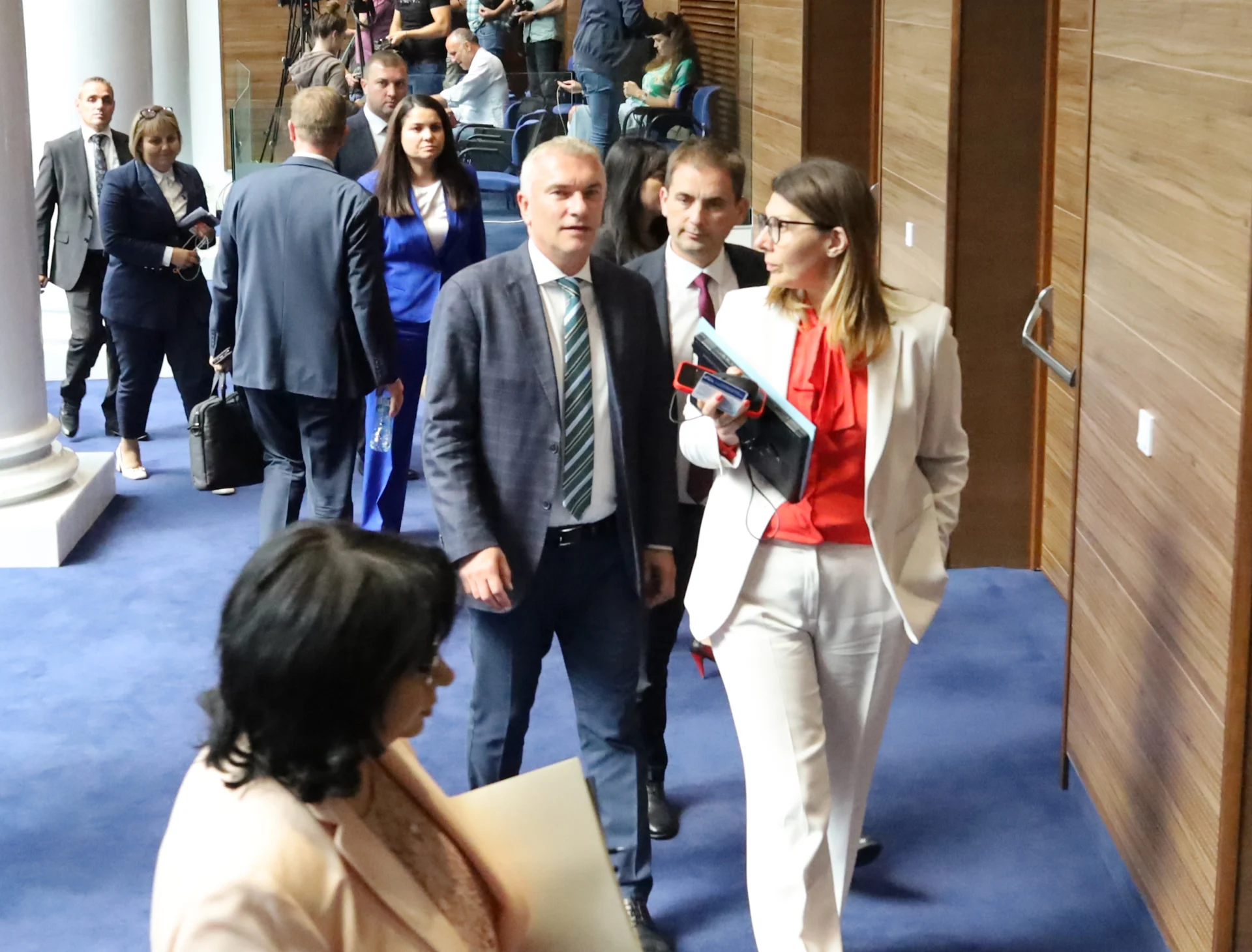 Парламентът решава дали да свали имунитетите на шест народни представители