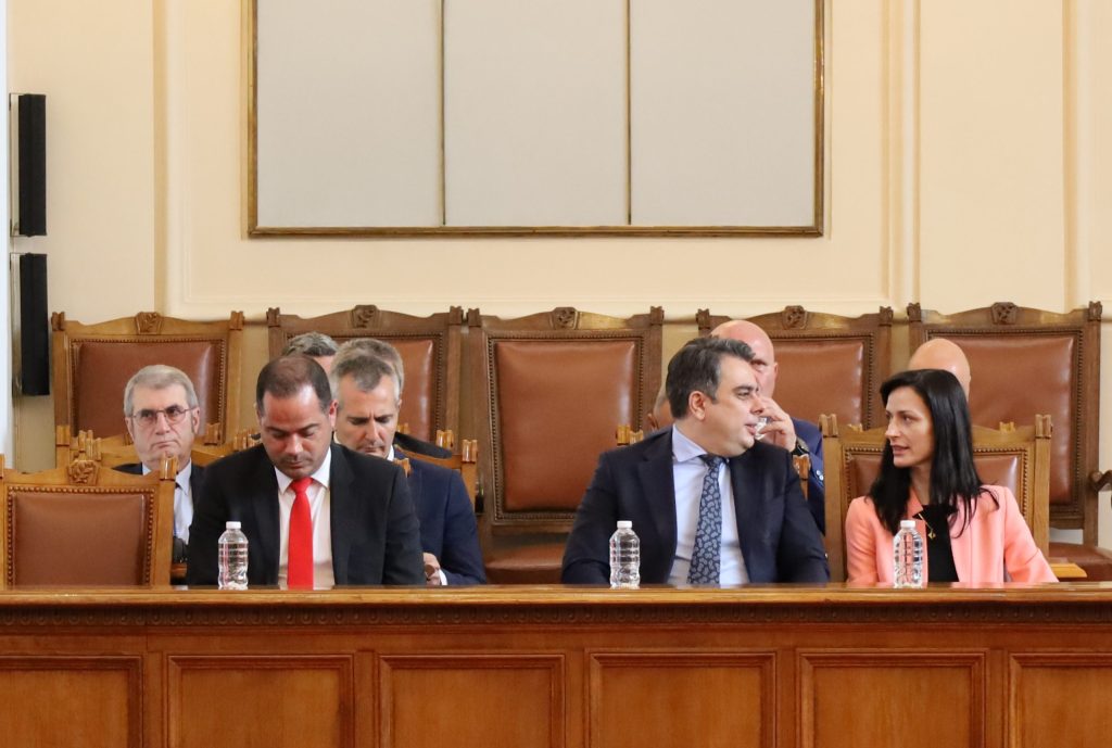 Депутатите приеха на първо четене проектобюджета за тази година 3 Парламент Асен Василев Мария Габриел правителство