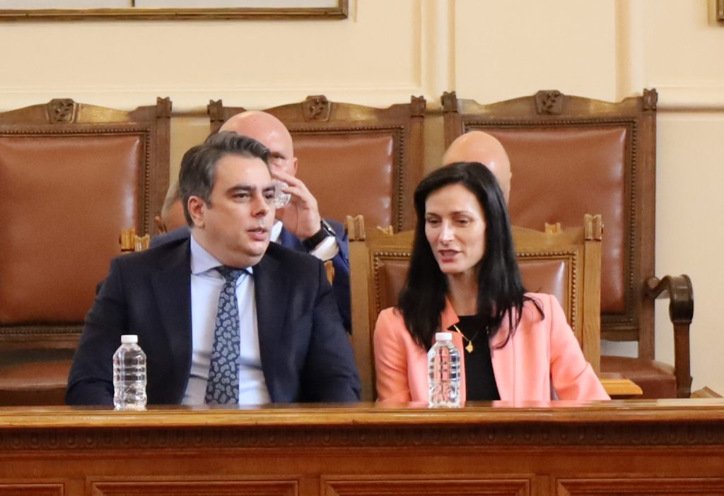 Бюджетът не е революционен, а продължава добрите практики, заяви Асен Василев 7 Парламент Асен Василев Мария Габриел