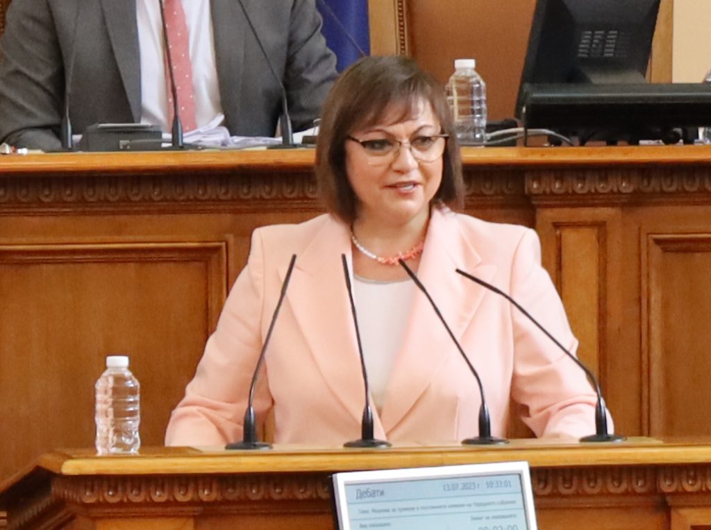 Нинова критикува управляващата коалиция, че решават за бюджета по стаичките 6 Парламент Корнелия Нинова