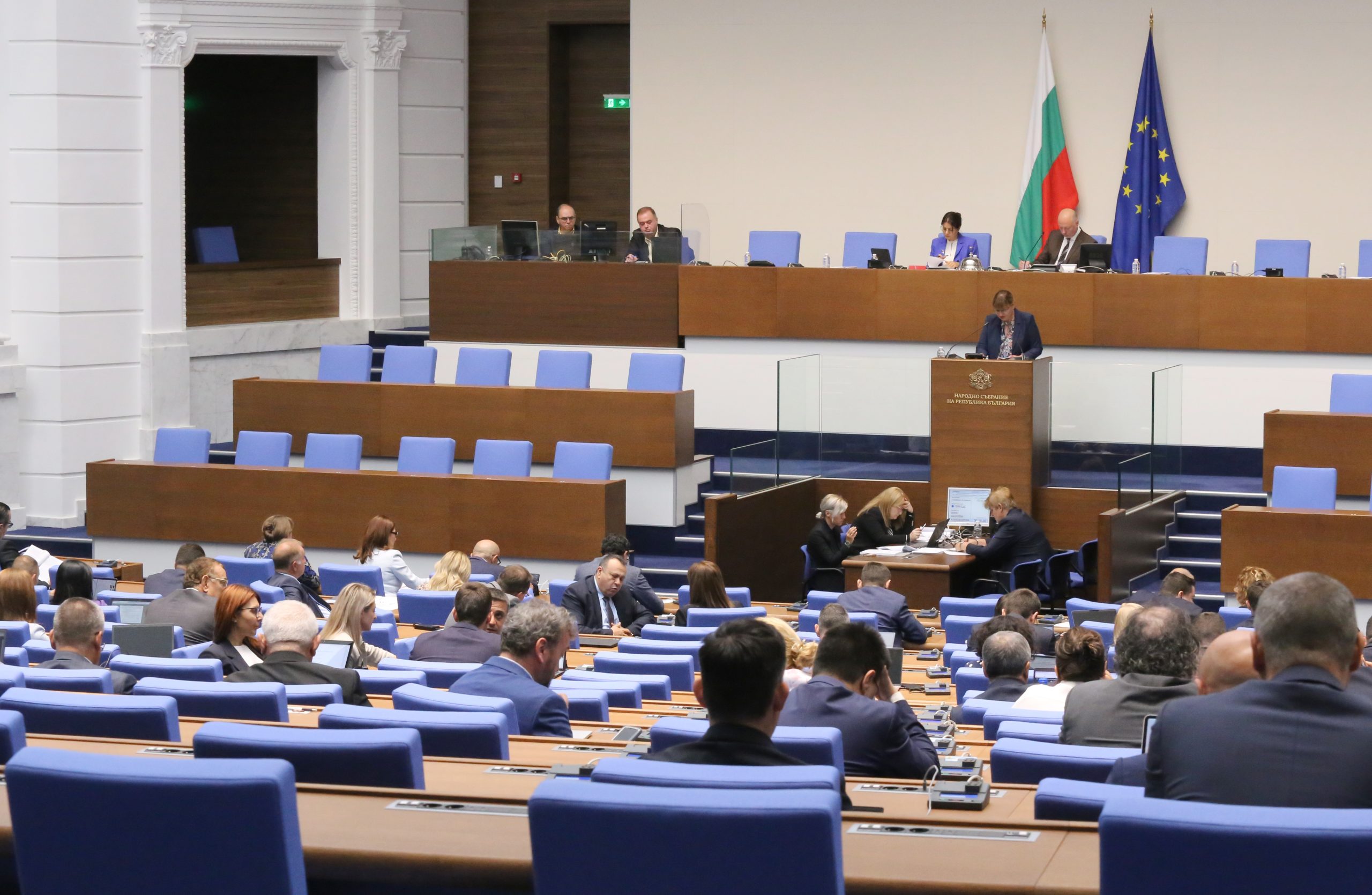 Парламент нов депутати