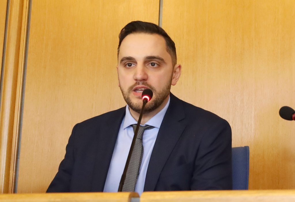 Столичният общински съвет поднови работата си с политически нападки и граждански протест