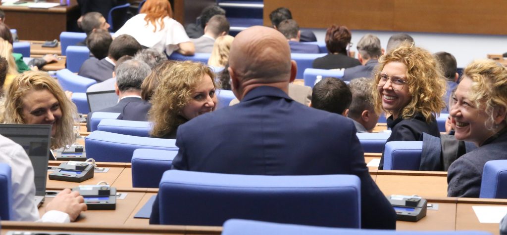 Парламентът ще изслуша служебния министър на икономиката за възможна безстопанственост в дружества на МИИ