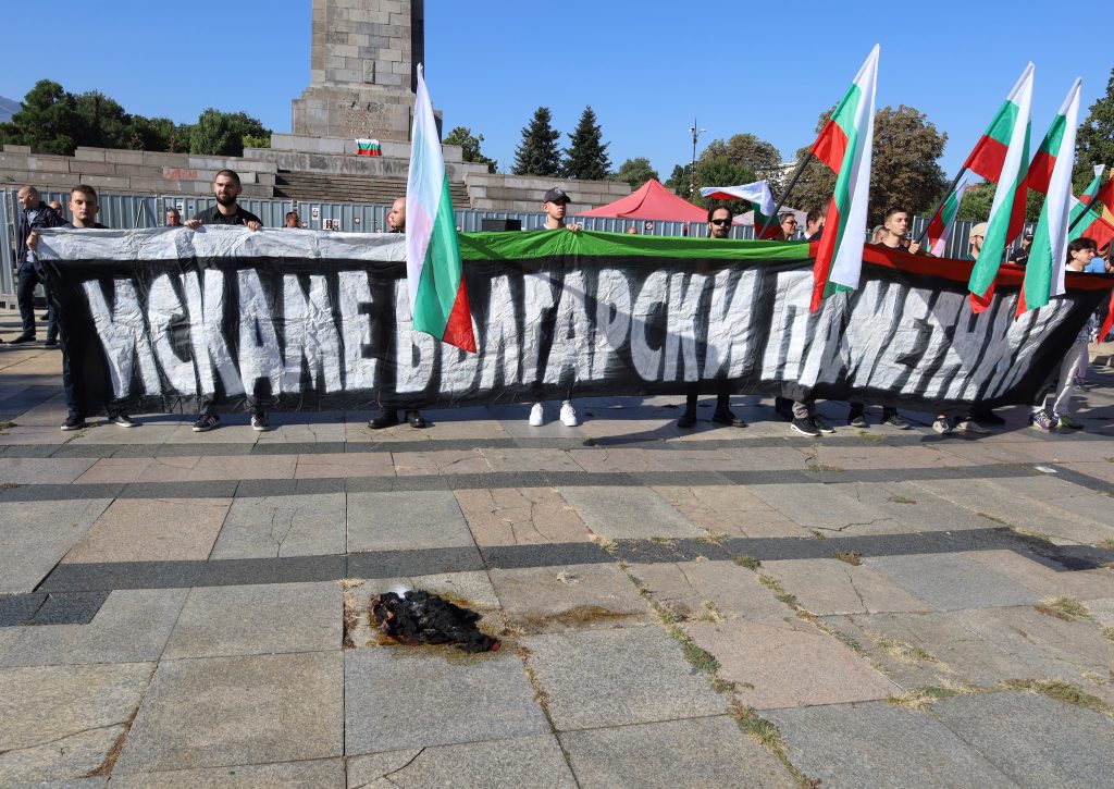 Протестиращи искат премахването на Паметника на Съветската армия 1 IMG 8251